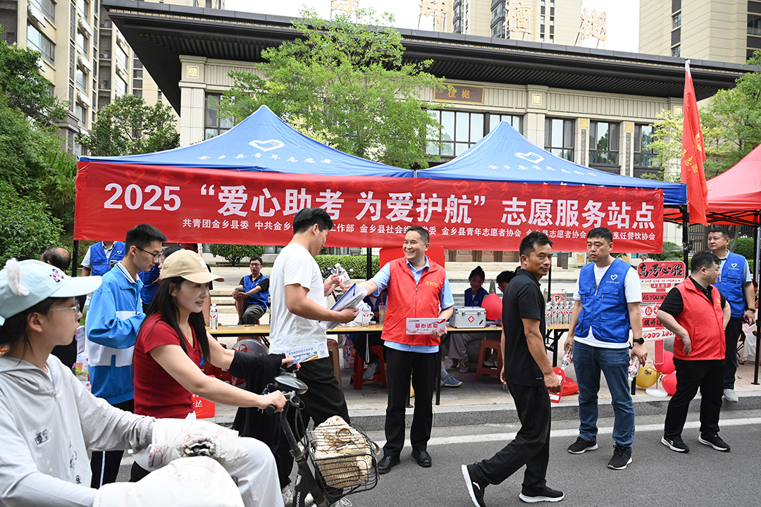 1749698748788385.jpg 又是一年盛夏至,十年磨剑试锋芒,6月7日,高考启幕。金桥煤矿“万众红心 红蜻蜓”志愿服务队积极响应,组织志愿者赶赴考场,为莘莘学子提供“爱心送考”志愿服务活动,“爱心助考 为.jpg