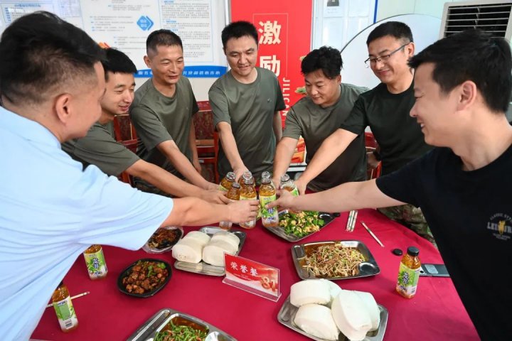 “光荣餐”致敬老兵职工，济宁能源集团开展“庆八一”活动