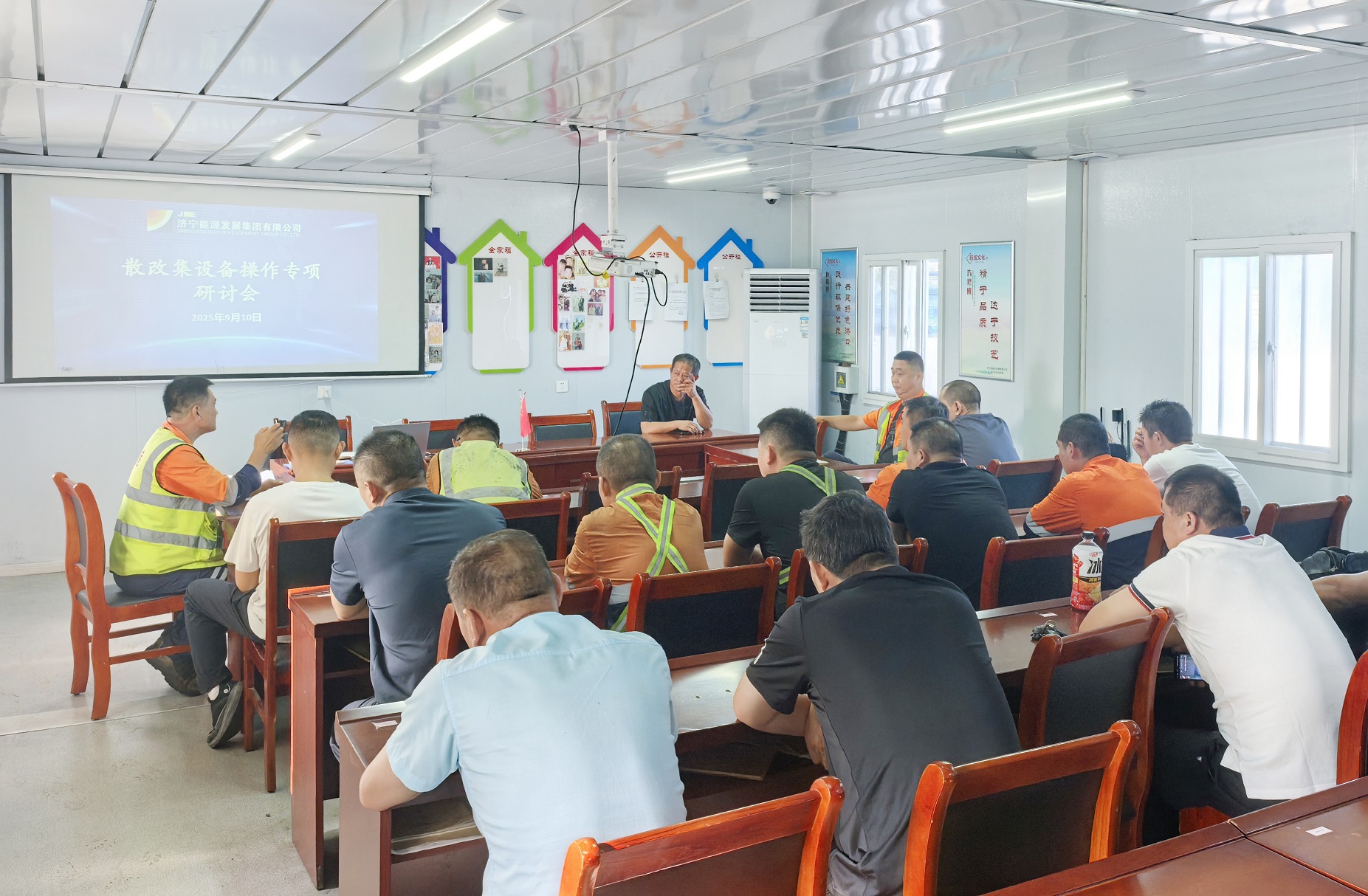 1757921963653308.jpg 散改集专项研讨会.jpg